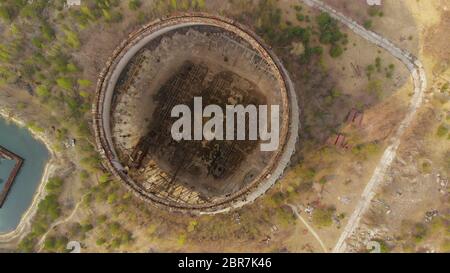 Drone survole la tour de refroidissement. Vue d'en haut avec la rotation de l'appareil photo. Drone vole au-dessus de la tour de refroidissement près de centrale nucléaire de Tchernobyl. Che Banque D'Images