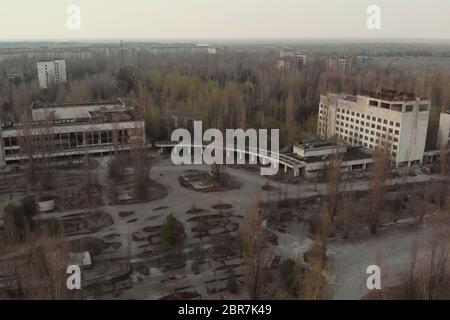 Place principale de la ville abandonnée Pripyat. Drone survole la ville abandonnée de Pripyat, Ukraine. Vues de la ville de Pripyat près de la Che Banque D'Images