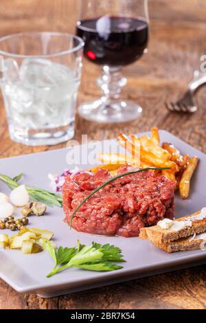 Matières steak tartare sur une plaque gris Banque D'Images