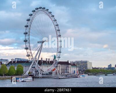 London Eye, Londres, Royaume-Uni. La roue London Eye Ferris se trouve sur les rives de la Tamise. London Eye est l'une des attractions les plus populaires de Lo Banque D'Images