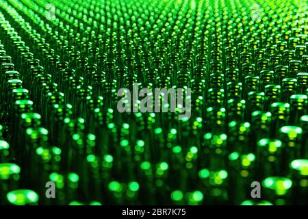 Le flacon en verre de texture. Le flacon en verre à l'usine pour la production de récipients en verre. Bon nombre de flacon en verre brun transparent en ligne, Close up. Banque D'Images