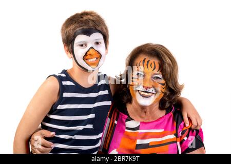 Grand-mère et enfant avec face-animal isolé en blanc peinture Banque D'Images