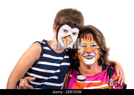 Grand-mère et enfant avec face-animal isolé en blanc peinture Banque D'Images