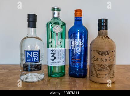 Variété de bouteilles de gin, North Berwick gin, No 3 London Dry gin, Larios Premium et Ableforth's Sbaignoire gin, Écosse, Royaume-Uni Banque D'Images