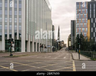 Vue le long d'une rue St Vincent déserte à Charing Cross vers le centre-ville pendant la pandémie du coronavirus et le confinement, illustrant les directives du gouvernement pour rester à la maison pour ralentir la propagation du virus sont respectées. Banque D'Images