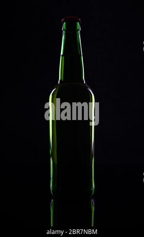 Bouteille de bière verte, isolée sur fond noir. Banque D'Images