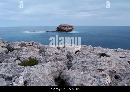 Rochers et phare de Porto colom, Europe, Espagne, Iles Baléares, Majorque. Porto Colom. Promenade le long du bord de mer. phare. Banque D'Images