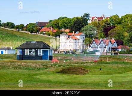 Parcours de golf Gullan avec cabane et green arrosé de jet, East Lothian, Écosse, Royaume-Uni Banque D'Images