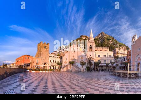 Vue panoramique de la matinée place Piazza IX Aprile avec l'église de San Giuseppe, la Tour de l'horloge et le Mont Etna sur arrière-plan, Taormina, Sicile Banque D'Images