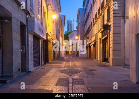 Rue vide et Cathédrale d'Aix ou Cathédrale du Saint Sauveur d'Aix-en-Provence la nuit, Provence, sud de la France Banque D'Images