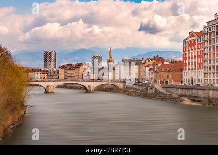 Superbe vue panoramique vue aérienne de les rives de la rivière Isère, pont, les toits et les Alpes françaises sur l'arrière-plan, Grenoble, France Banque D'Images