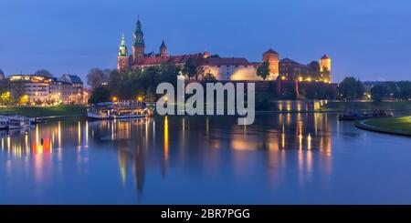 Panorama du château de Wawel sur la colline de Wawel avec réflexion dans la rivière la nuit, vue de la Vistule, Cracovie, Pologne Banque D'Images