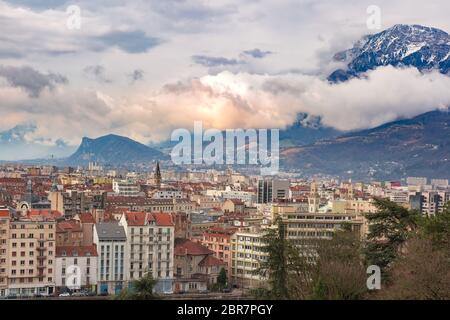 Superbe vue panoramique vue aérienne de les rives de la rivière Isère, pont, les toits et les Alpes françaises sur l'arrière-plan, Grenoble, France Banque D'Images