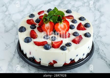 Dessert aux baies avec bleuets et fraises à base de yaourt sur un plat en métal Banque D'Images