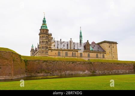 Vue panoramique sur le château de Kronborg, Helsingor, Danemark. Le port danois de Helsingor avec le château de Kronborg en arrière-plan. Vue panoramique sur la brique Banque D'Images