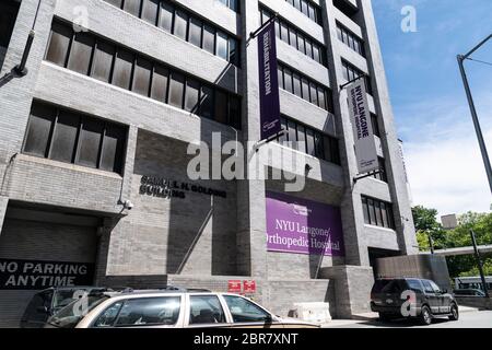 New York, NY - 20 mai 2020 : le gouverneur Andrew Cuomo a annoncé que l'hôpital orthopédique NYU Langone permettra à nouveau aux visiteurs de se rendre sur 2nd Avenue Banque D'Images