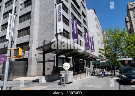New York, NY - 20 mai 2020 : le gouverneur Andrew Cuomo a annoncé que l'hôpital orthopédique NYU Langone permettra à nouveau aux visiteurs de se rendre sur 2nd Avenue Banque D'Images