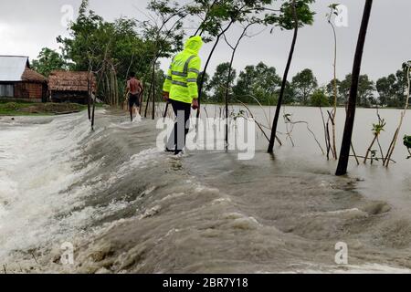 Khulna, Bangladesh. 20 mai 2020. La photo prise le 20 mai 2020 montre l'impact du cyclone Amphan dans le district de Khulna, à environ 200 km de Dhaka, au Bangladesh. Le Bangladesh a relevé mercredi son signal de danger de tempête au niveau le plus élevé de 10, le cyclone 'Amphan', très grave, formé dans la baie du Bengale, se dirigeant vers ses côtes. Crédit: STR/Xinhua/Alay Live News Banque D'Images