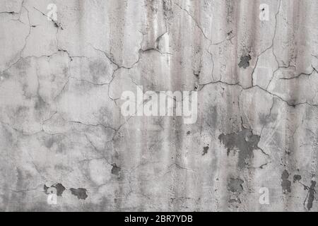 De plâtre à la chute d'un vieux mur. Vieux mur fissuré et ruinés par des fissures sur le plâtre. Grunge Background Banque D'Images