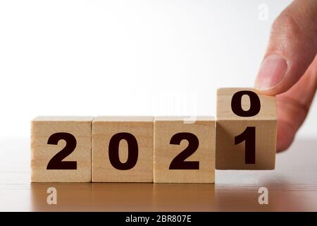 2021 figure sur cubes en bois, cubes à la main avec l'année 2020 à 2021. concept de la nouvelle année. Banque D'Images