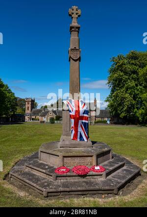 Drapeau de l'Union Jack drapé sur le mémorial de guerre le jour de VE, Dirleton village vert, East Lothian, Écosse, Royaume-Uni Banque D'Images