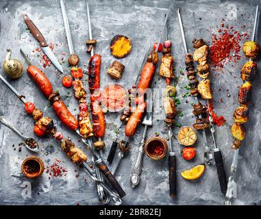 Shish kebabs - grillades de viande et de saucisses.Bbq.kebap oriental traditionnel et des brochettes brochette Banque D'Images