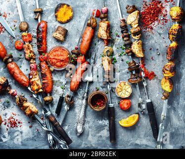 Ensemble de plats grillés, brochettes, saucisses et légumes grillés.Restauration rapide. L'alimentation de l'Est Banque D'Images