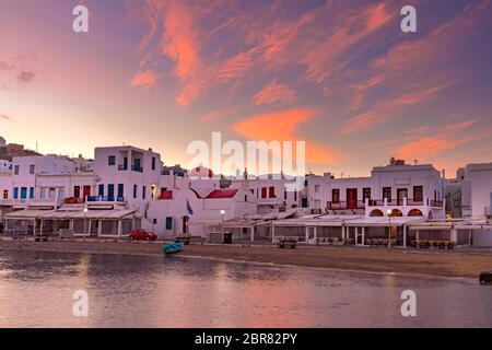 Vieux port de Mykonos, Chora, sur l'île de Mykonos au lever du soleil, Grèce Banque D'Images