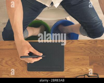 Homme avec dimensions comprimé à la 24, cools ses pieds dans le réservoir d'eau Banque D'Images