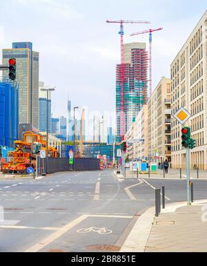 Paysage urbain urbaine de Francfort, bâtiment de l'usine industrielle, grues de construction de gratte-ciel par site, Allemagne Banque D'Images