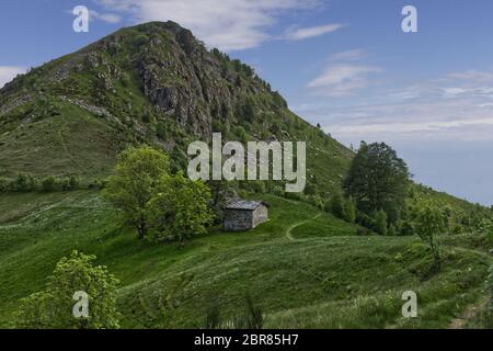 Photo rognée d'une ancienne cabane de montagne avec les Alpes italiennes en arrière-plan Banque D'Images