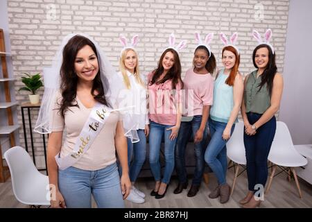 Portrait Of Happy Young Friends Wearing Bunny oreilles bandes en partie de bachelorette Banque D'Images