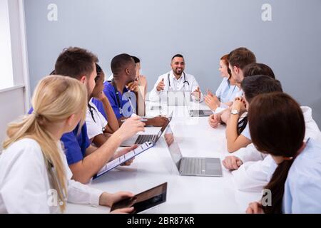 De jeunes spécialistes positif avec stéthoscope avoir Discussion des travaux de recherche dans la salle de conférence Banque D'Images