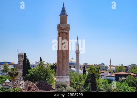 Vue depuis le pont d'observation sur les toits des vieux bâtiments de la vieille ville de Kaleici à Antalya, Turquie. Banque D'Images