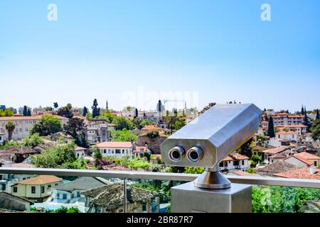 Antalya, Turquie - le 19 mai 2019 : La vue de la plate-forme d'observation sur les toits des vieux bâtiments de la vieille ville de Kaleici à Antalya, Turquie. Banque D'Images