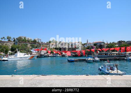 Antalya, Turquie - le 19 mai 2019 : Le vieux port d'Antalya, excursion bateaux dans le port de Kaleici. Banque D'Images