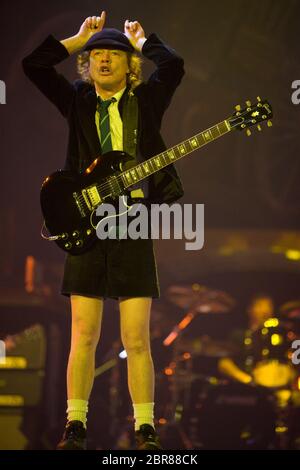 Le guitariste Angus Young de AC/DC joue à l'Oracle Arena le 02 décembre 2008 à Oakland, Californie. Banque D'Images
