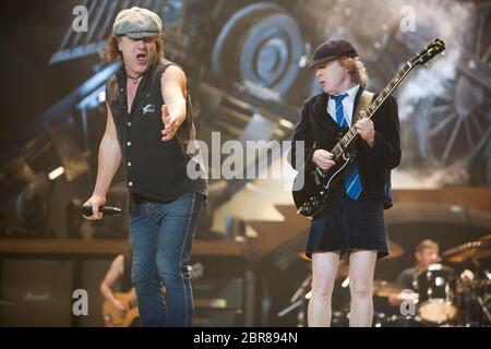 (G-D) le chanteur Brian Johnson et le guitariste Angus Young de AC/DC se produit à l'Oracle Arena le 02 décembre 2008 à Oakland, Californie. Banque D'Images