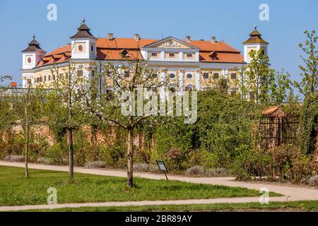 Un ensemble de bâtiments et de jardins baroque unique est l'État Milotice Chateau - région de Moravie du Sud, République Tchèque Banque D'Images