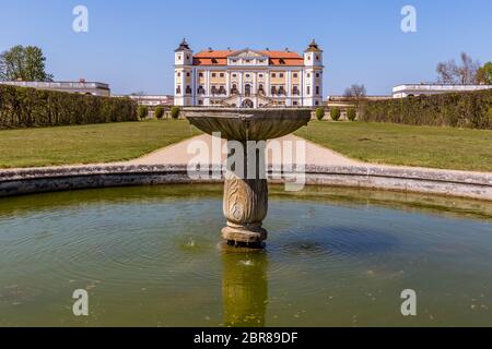 Un ensemble de bâtiments et de jardins baroque unique est l'État Milotice Chateau - région de Moravie du Sud, République Tchèque Banque D'Images