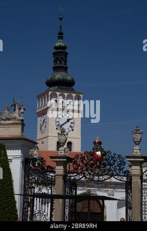 Ville pittoresque de Mikulov au printemps journée ensoleillée avec des arbustes et des arbres en fleurs. Mikulov, s'étend sur les collines de Pálava et entouré par vineyar Banque D'Images