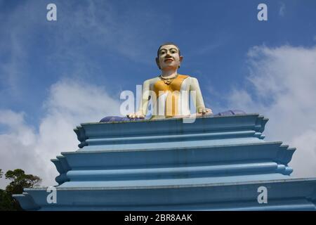 Dans le parc national de Bokor, un monument de 29 mètres de haut à Yeay Mao ou Lok Yeay Mao (khmer: Grand-mère Mao), une ancienne héroïne mythique au Cambodge. Banque D'Images