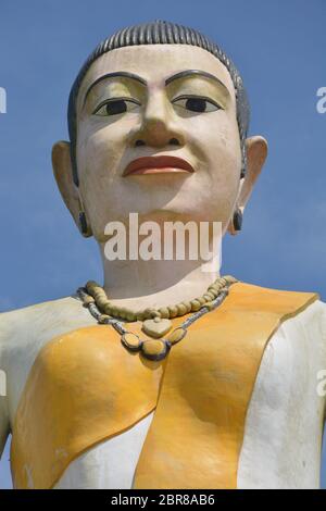 Dans le parc national de Bokor, un monument de 29 mètres de haut à Yeay Mao ou Lok Yeay Mao (khmer: Grand-mère Mao), une ancienne héroïne mythique au Cambodge. Banque D'Images