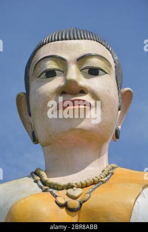 Dans le parc national de Bokor, un monument de 29 mètres de haut à Yeay Mao ou Lok Yeay Mao (khmer: Grand-mère Mao), une ancienne héroïne mythique au Cambodge. Banque D'Images