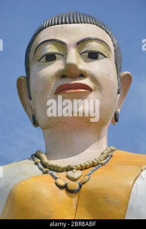 Dans le parc national de Bokor, un monument de 29 mètres de haut à Yeay Mao ou Lok Yeay Mao (khmer: Grand-mère Mao), une ancienne héroïne mythique au Cambodge. Banque D'Images