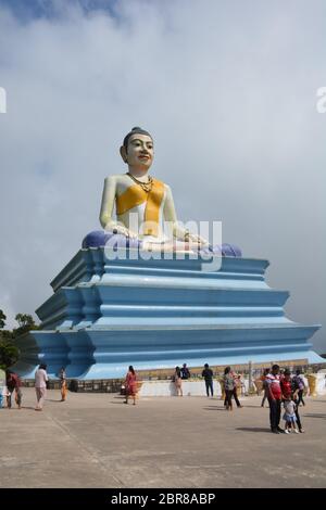 Dans le parc national de Bokor, un monument de 29 mètres de haut à Yeay Mao ou Lok Yeay Mao (khmer: Grand-mère Mao), une ancienne héroïne mythique au Cambodge. Banque D'Images