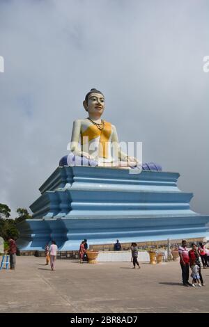 Dans le parc national de Bokor, un monument de 29 mètres de haut à Yeay Mao ou Lok Yeay Mao (khmer: Grand-mère Mao), une ancienne héroïne mythique au Cambodge. Banque D'Images