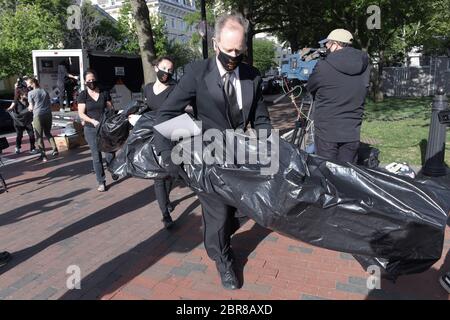 Washington, États-Unis. 20 mai 2020. Le manifestant du mouvement Heroes4HealthcareÕs laisse des sacs de corps lors d'un défilé funéraire politique pour les victimes de Covid 19, aujourd'hui le 20 mai 2020 devant la Maison Blanche à Washington DC, Etats-Unis. (Photo de Lénine Nolly/Sipa USA) crédit: SIPA USA/Alay Live News Banque D'Images
