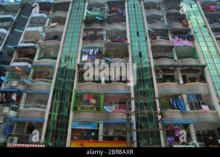 Logement haute densité, Yangon, Myanmar. Banque D'Images