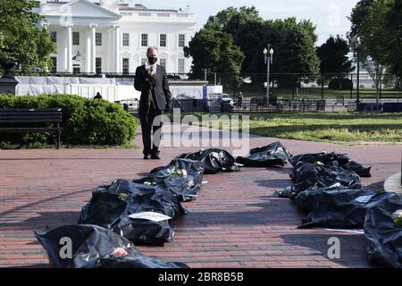 Washington, États-Unis. 20 mai 2020. Le manifestant du mouvement de Heroes4Healthcare laisse des sacs de corps lors d'un défilé funéraire politique pour les victimes de Covid 19, aujourd'hui le 20 mai 2020 devant la Maison Blanche à Washington DC, États-Unis. (Photo de Lénine Nolly/Sipa USA) crédit: SIPA USA/Alay Live News Banque D'Images
